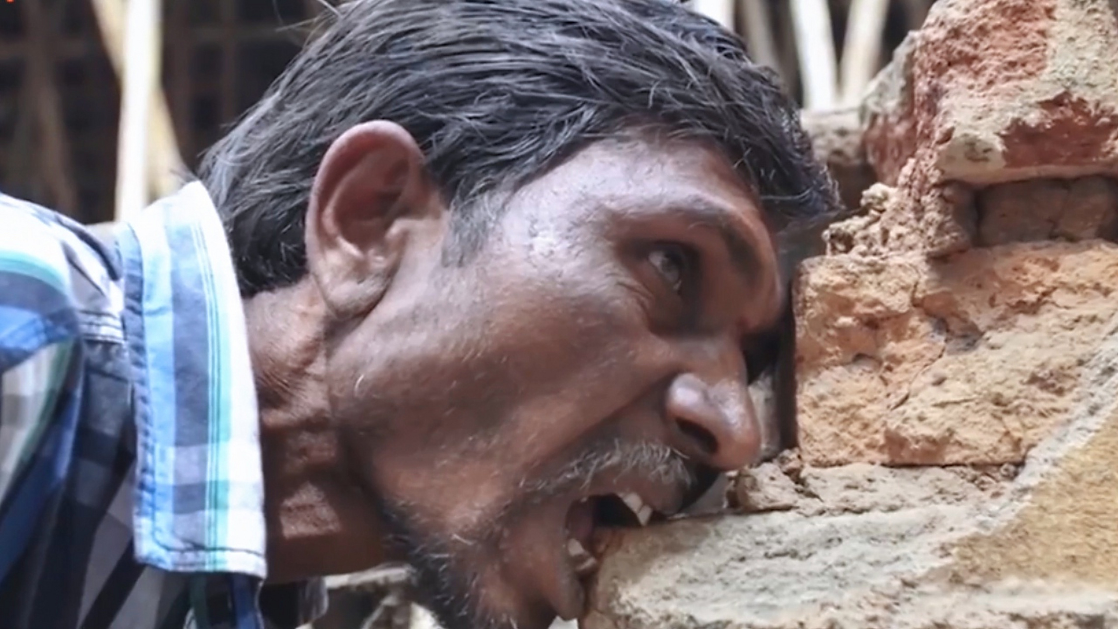 阿三哥,不愧是开挂民族,吃土啃砖都不在话下.#趣图搞笑