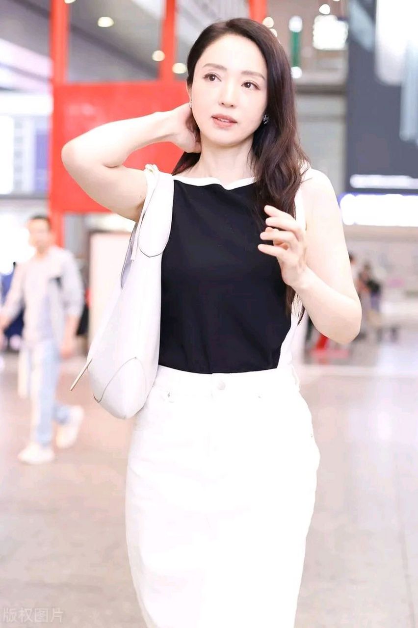董璇亮相北京机场,她这次走经典的黑白搭配风格,看上去年轻又漂亮,像