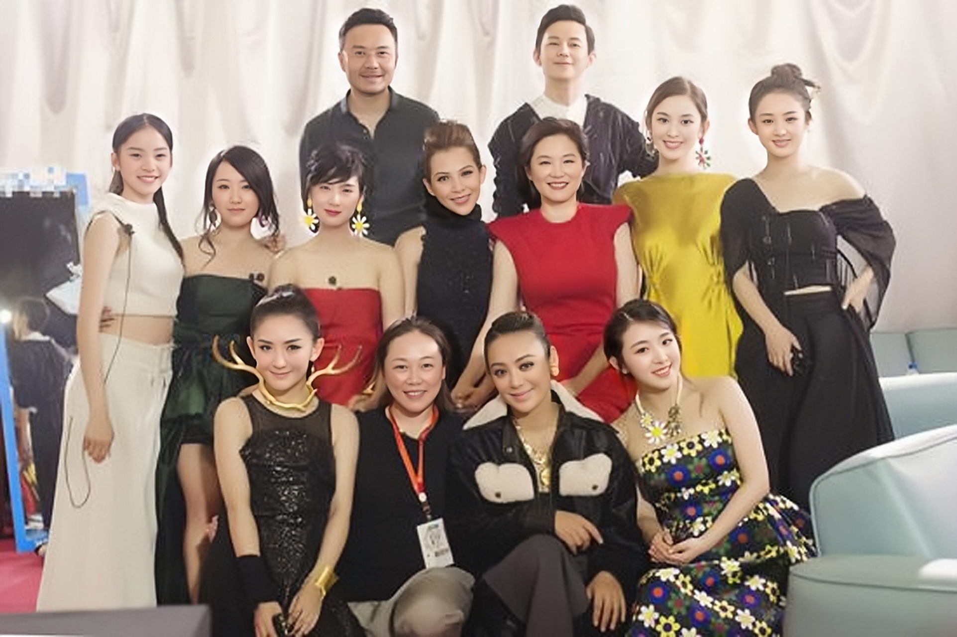 明星大合照,我第一眼看到了张含韵,白白嫩嫩的