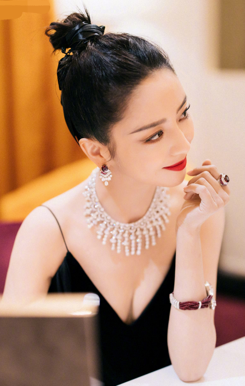 佟丽娅黑色深v抹胸吊带短裙性感值拉满 ,好白好瘦好美.