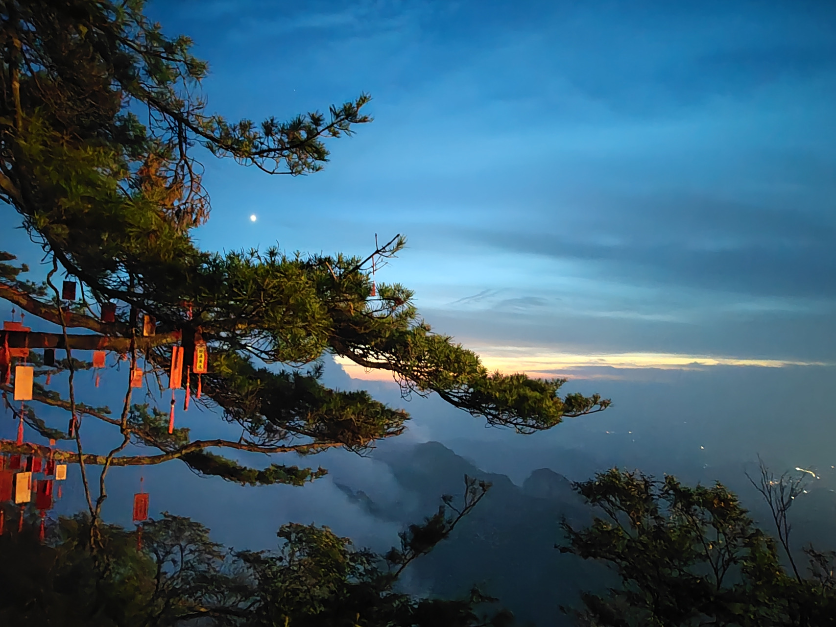 月上君山碧空蓝,金顶映辉耀九天, 五千言道天下事,太清仙境妙又玄.