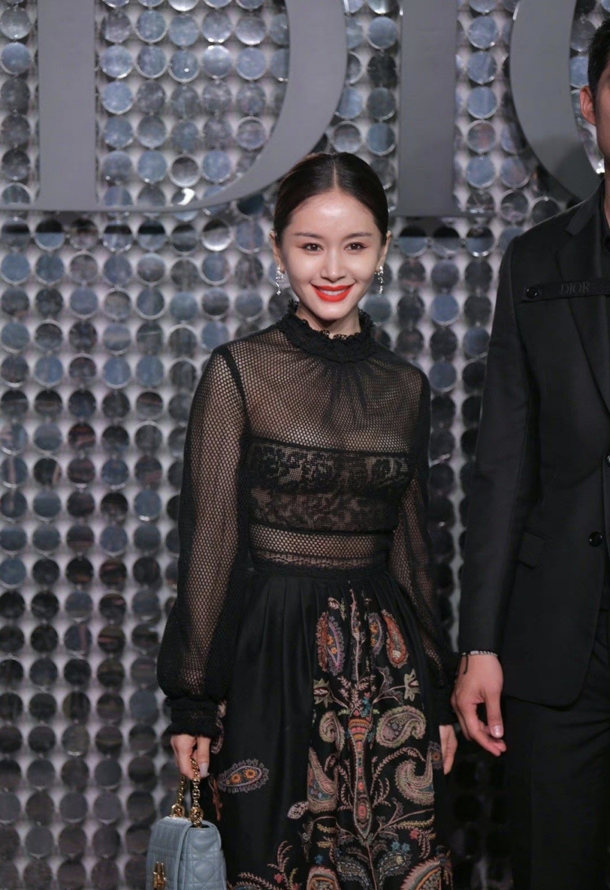 王子文透视装也能做到如此坚挺!提上小蓝包,绝绝子