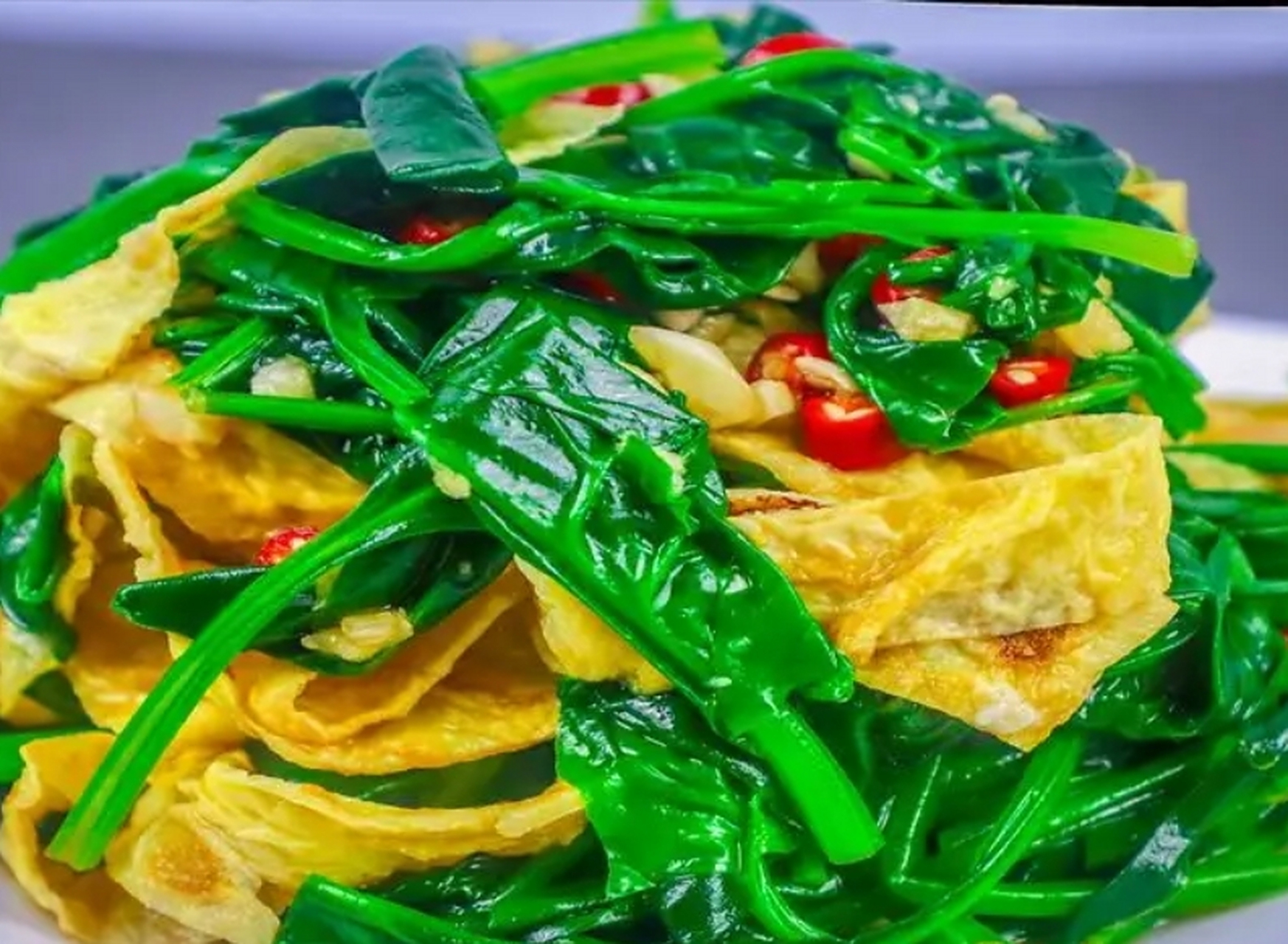 我的美食分享#  凉拌菠菜鸡蛋皮  做法 1,碗中打入两个鸡蛋,加入恃挝