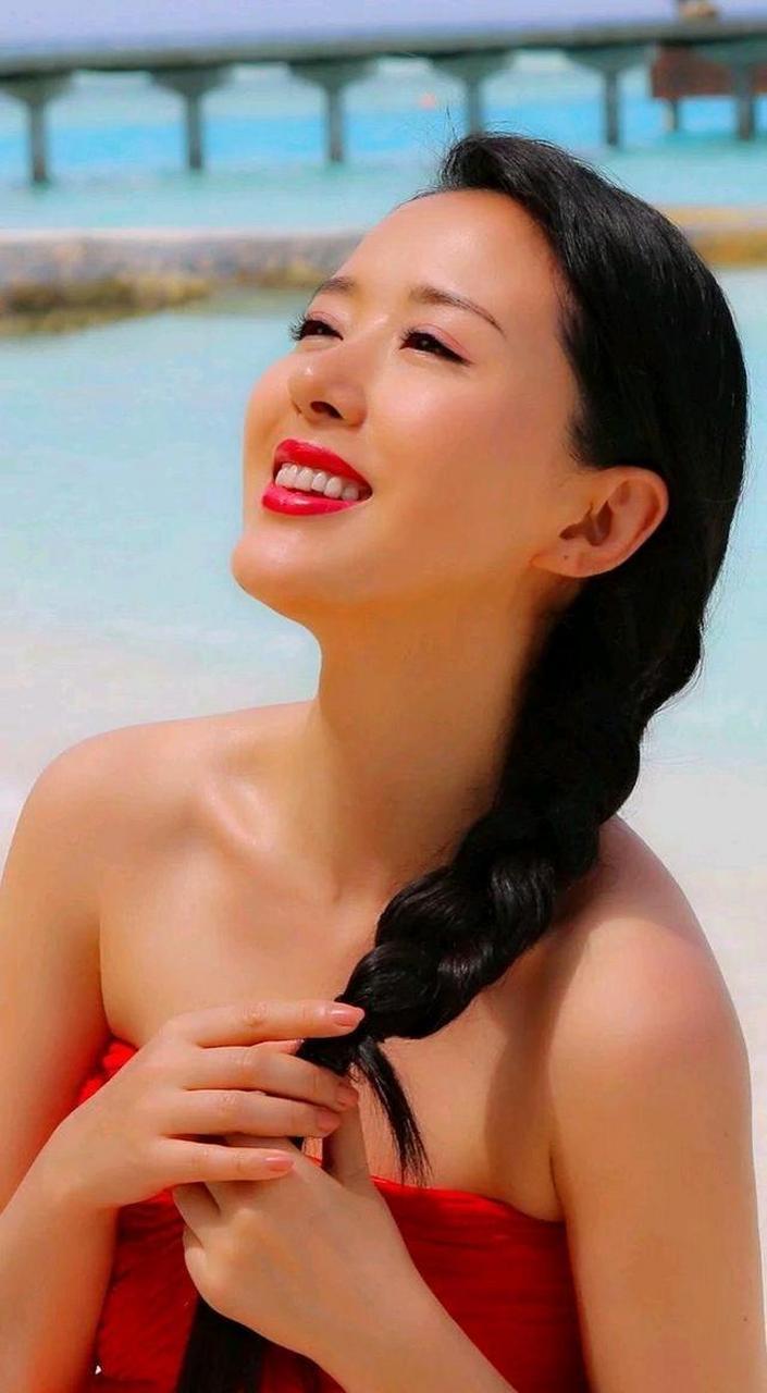 颜丹晨是一位非常杰出的演员和模特,她的容颜和身材都非常出色,被誉为