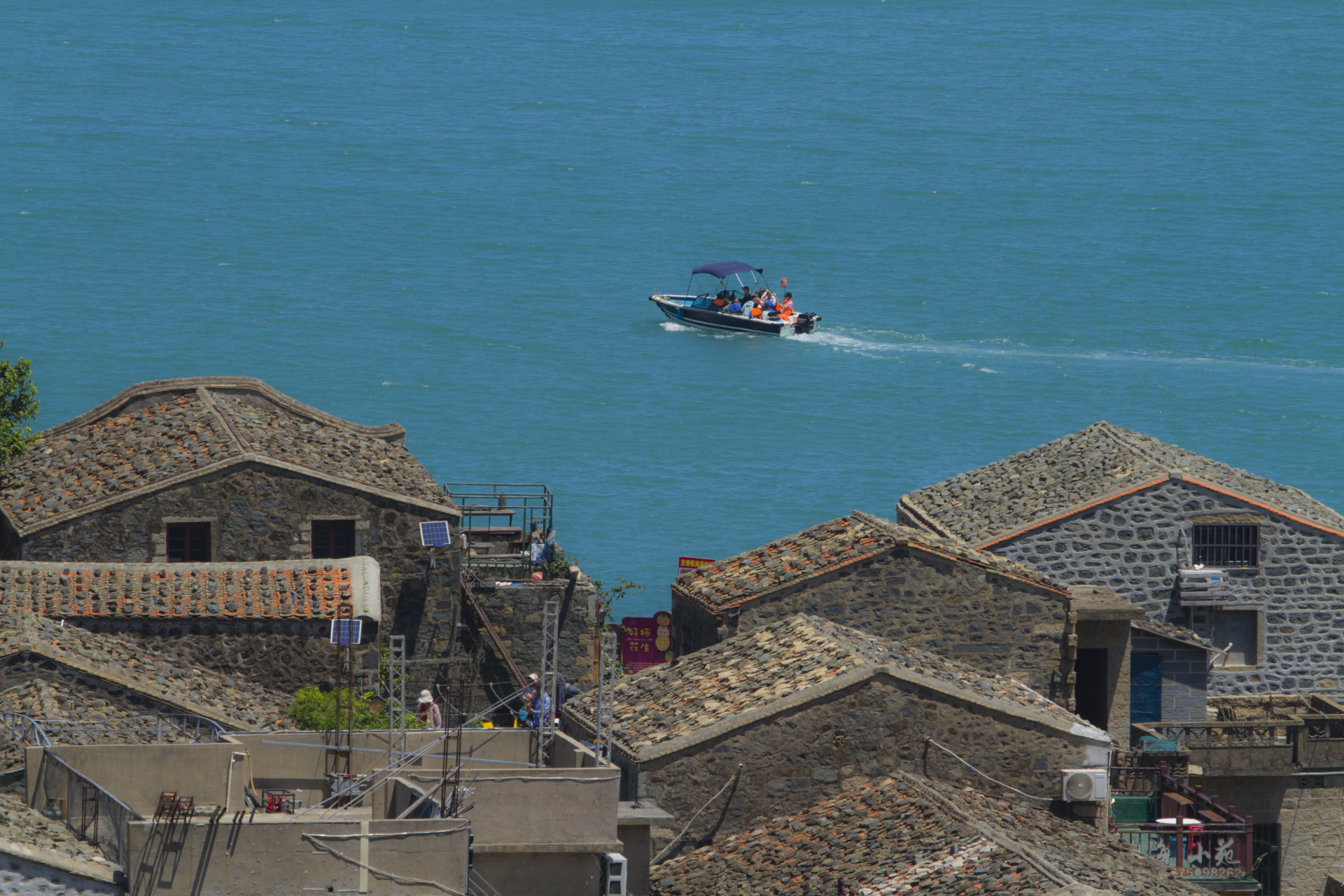 福建平潭岛传统民居～石头厝 为适应气候与地形特点,当地居民顺应自然
