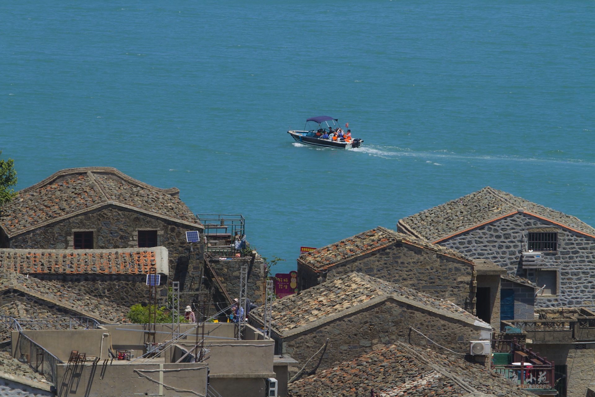 福建平潭岛传统民居～石头厝  为适应气候与地形特点,当地居民顺应自