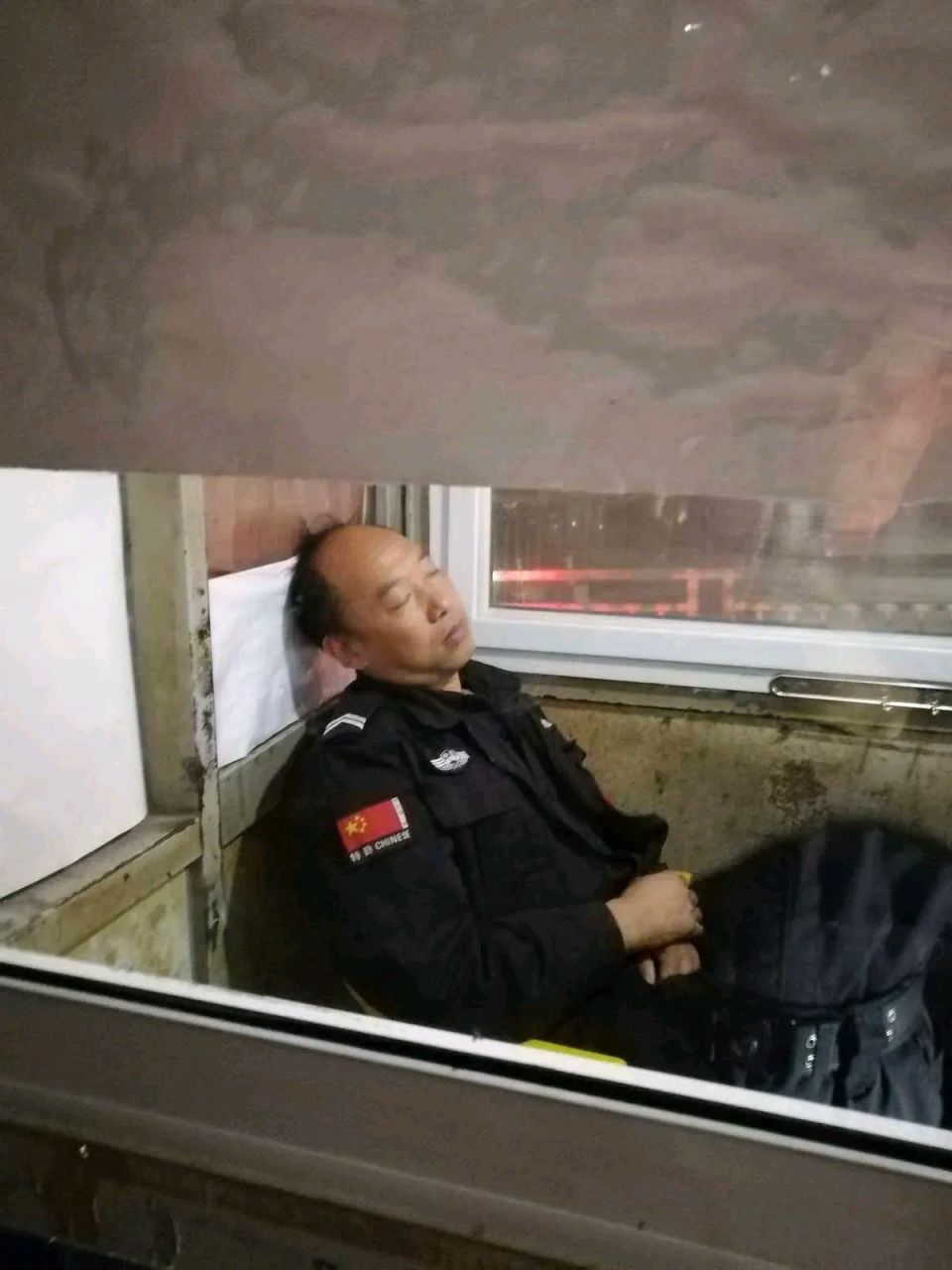 老板发现不管是上白班还是上夜班的保安太闲了,每月发3500元的工资给