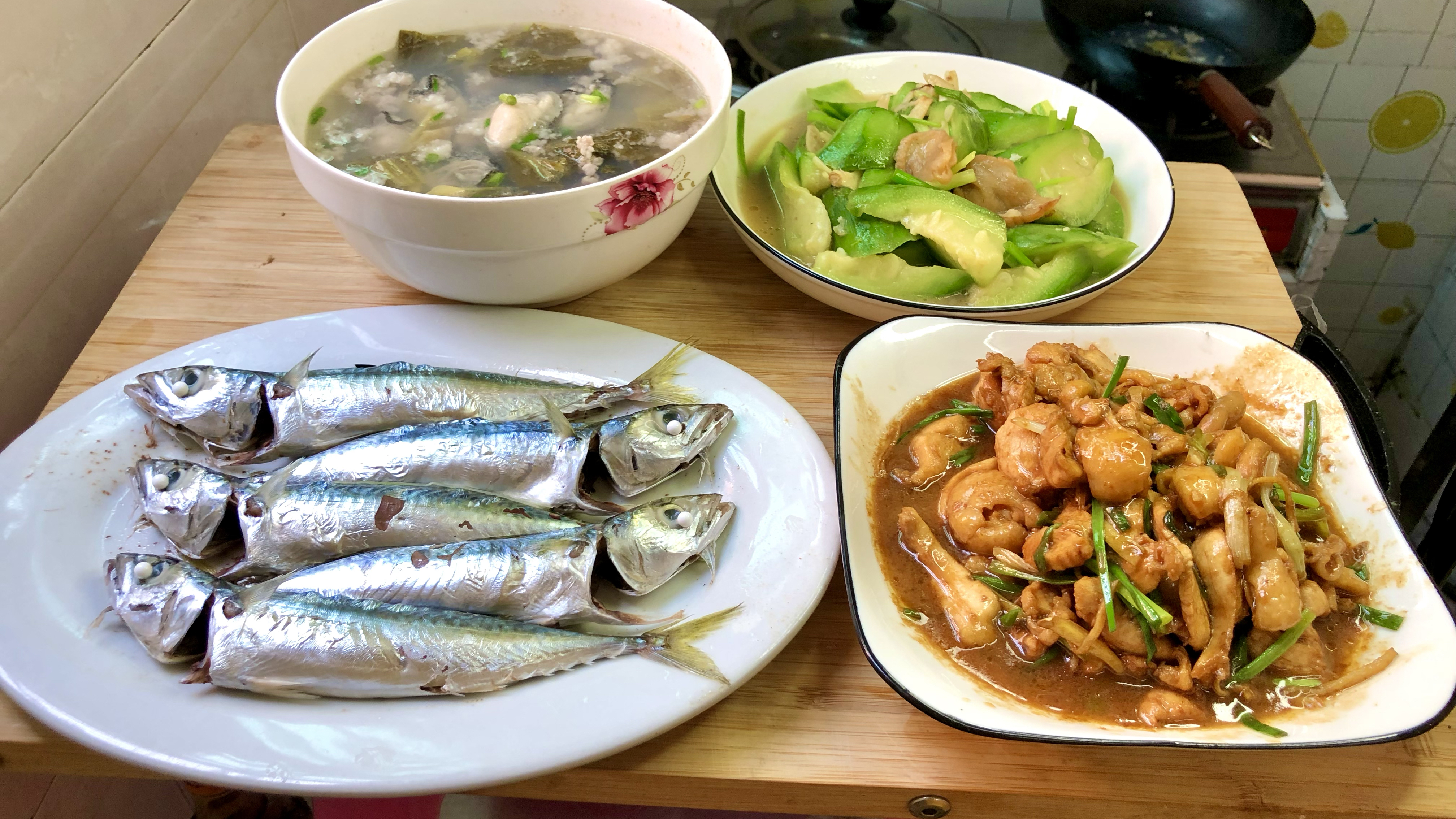 花仙鱼饭,姜葱炒鸡,炒丝瓜,酸菜生蚝汤潮汕家常三菜一汤