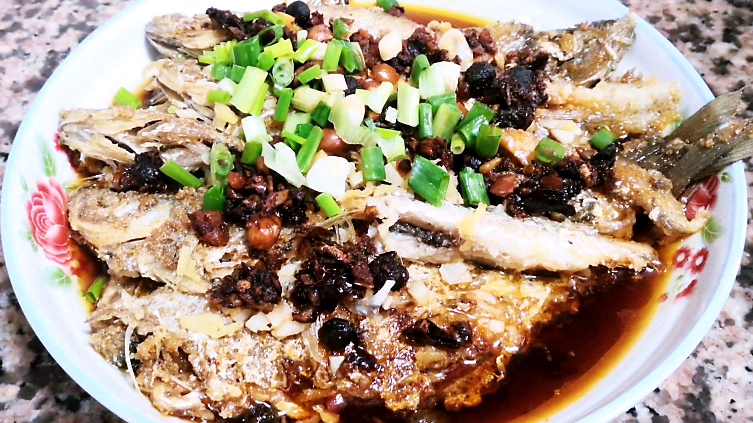 翘嘴鱼用油炸一下加点豆鼓蒸,超级好吃的豆鼓鱼味道鲜美极了