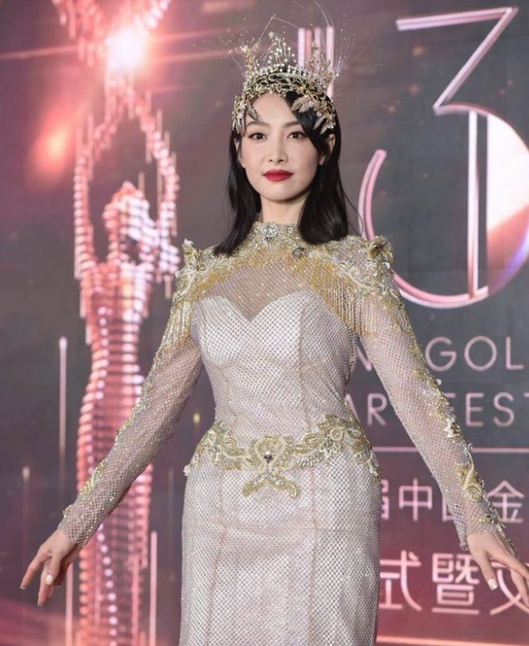 宋茜金鹰女神造型,身材很好,礼服内衬有些厚重