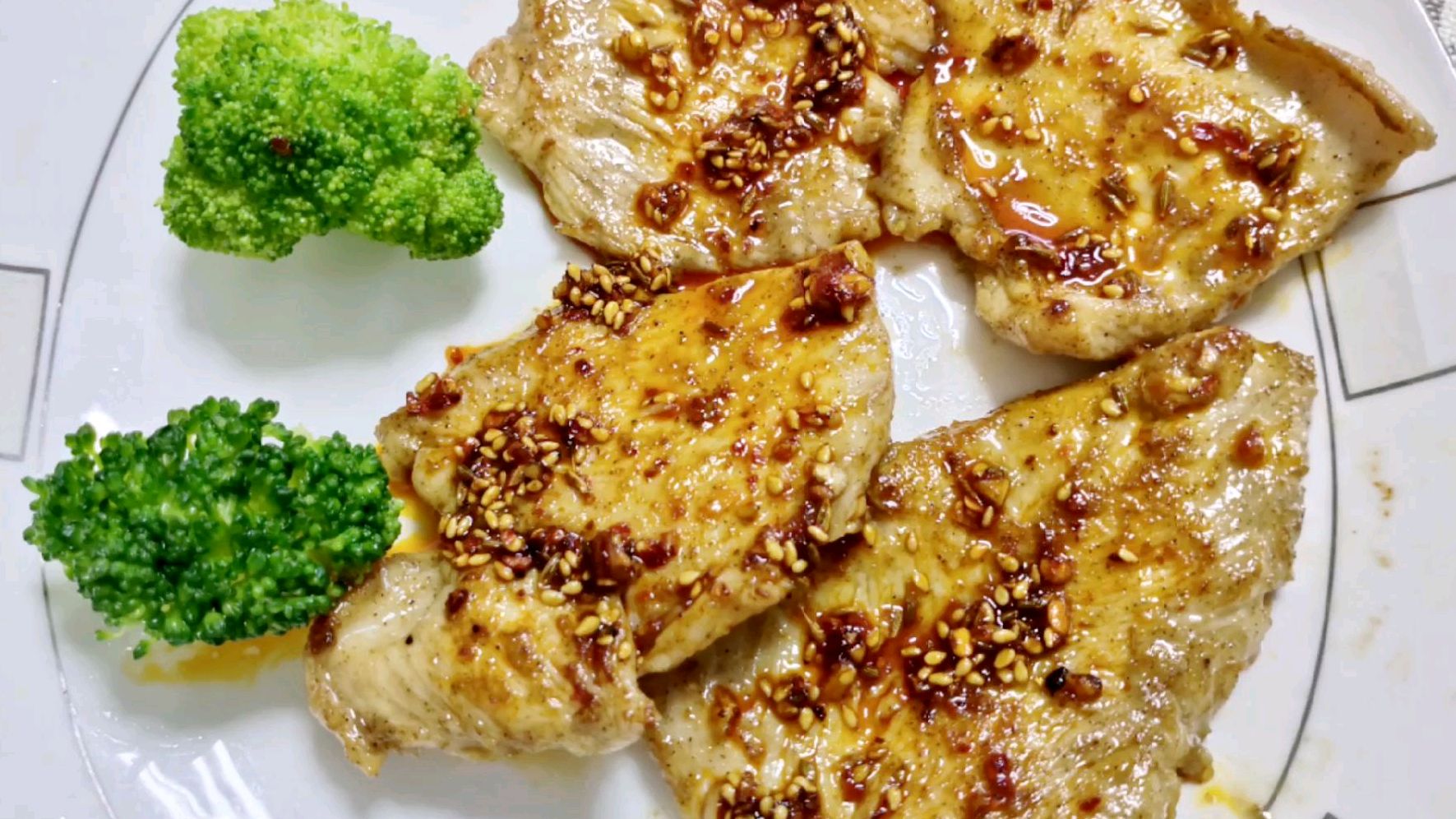 鸡胸肉这样做 比牛排都香 比鱼排更嫩 适合全家人吃的美味