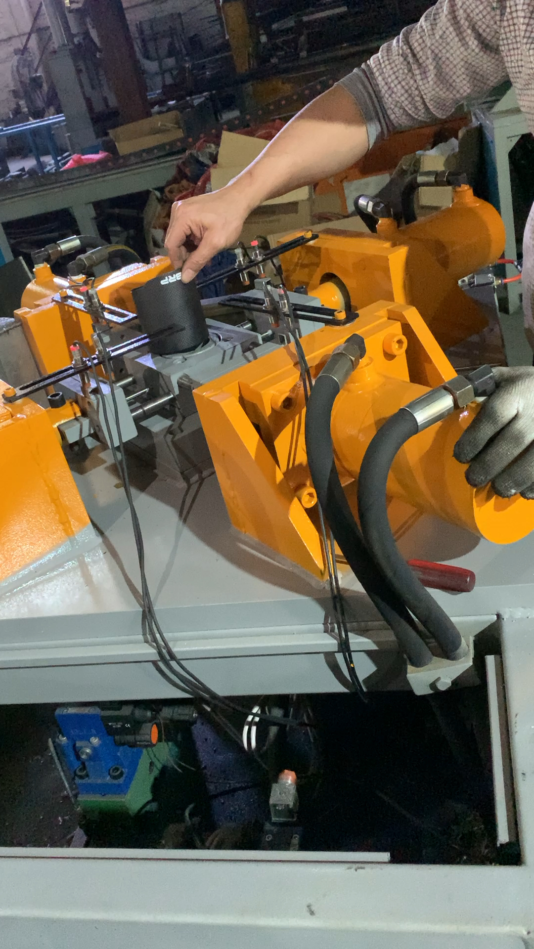 四面冲孔机冲塑料圆桶