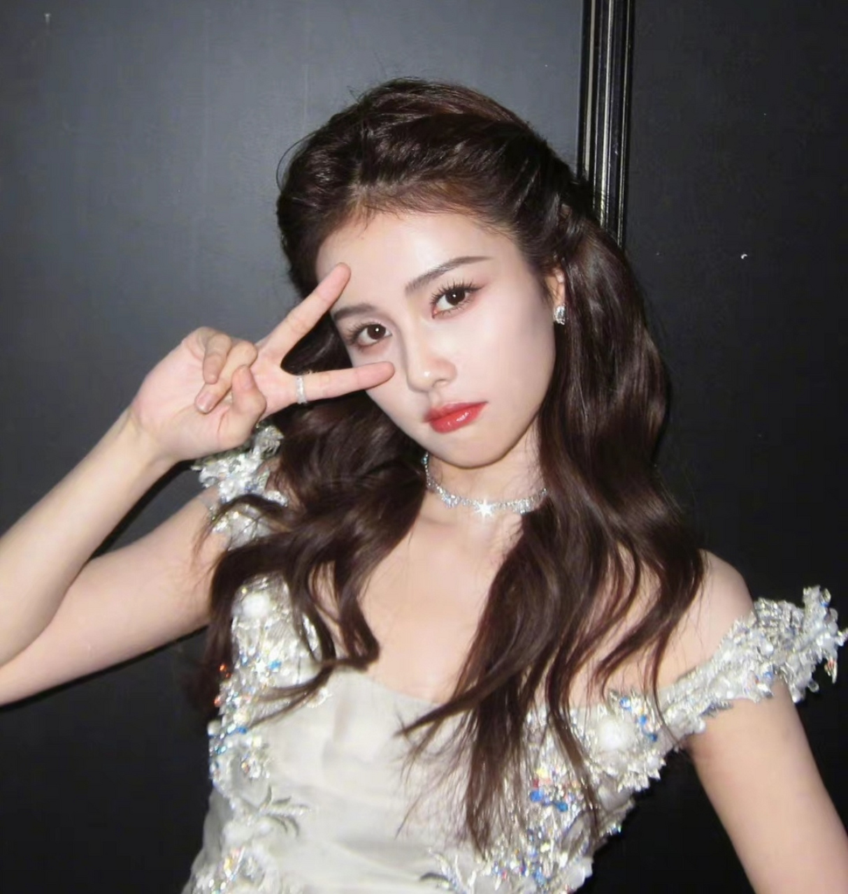 又是熟悉的剪刀手pose,红毯上是气场全开女明星,下了班就变成俏皮小