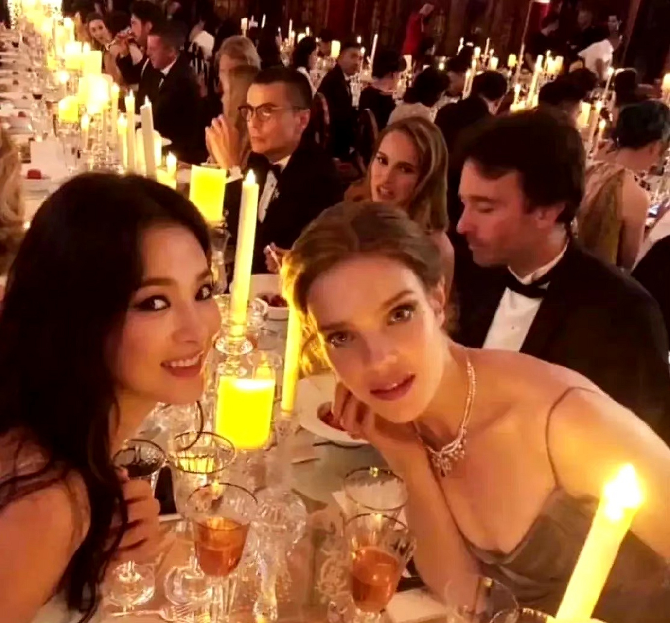 2019年,宋慧乔参加了lv家族举办的聚会,当时她和水果娜面对面坐着