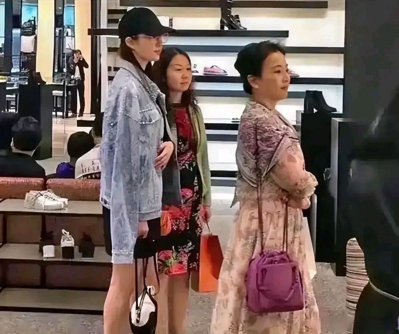 刘亦菲妈妈近照曝光,网友直呼比女儿还抢镜,体态优雅大方,侧颜五官吸