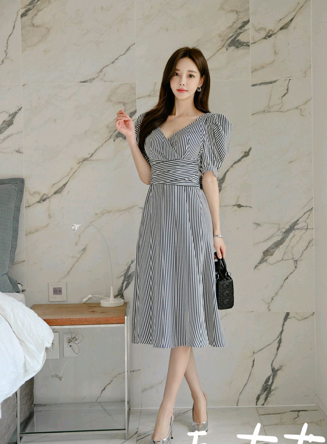 孙允珠美图欣赏:第932期,浅灰雅瓷格纹灯笼宽袖连衣裙