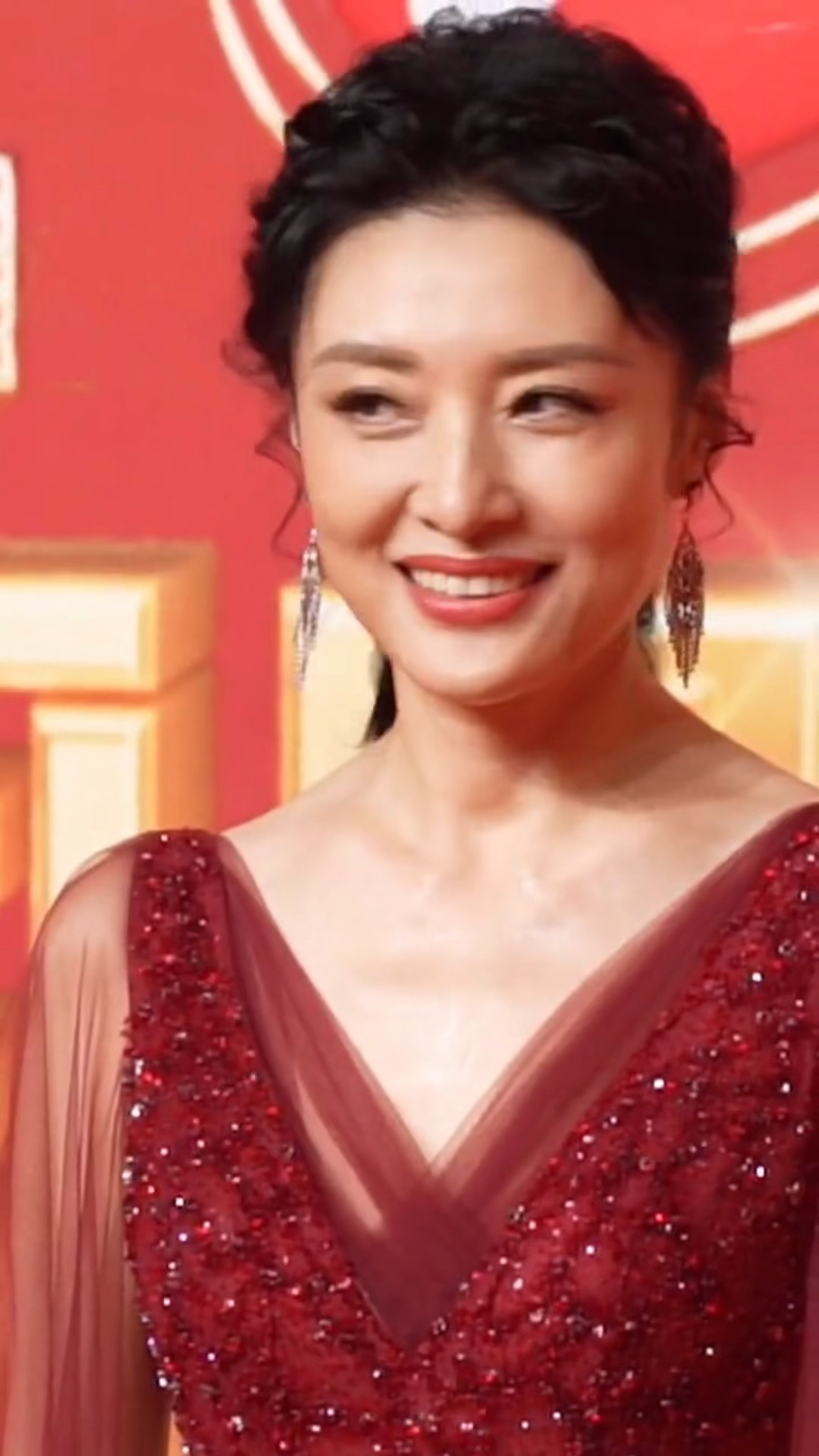 53岁周涛一袭红裙端庄靓丽,有种岁月静好的优雅感