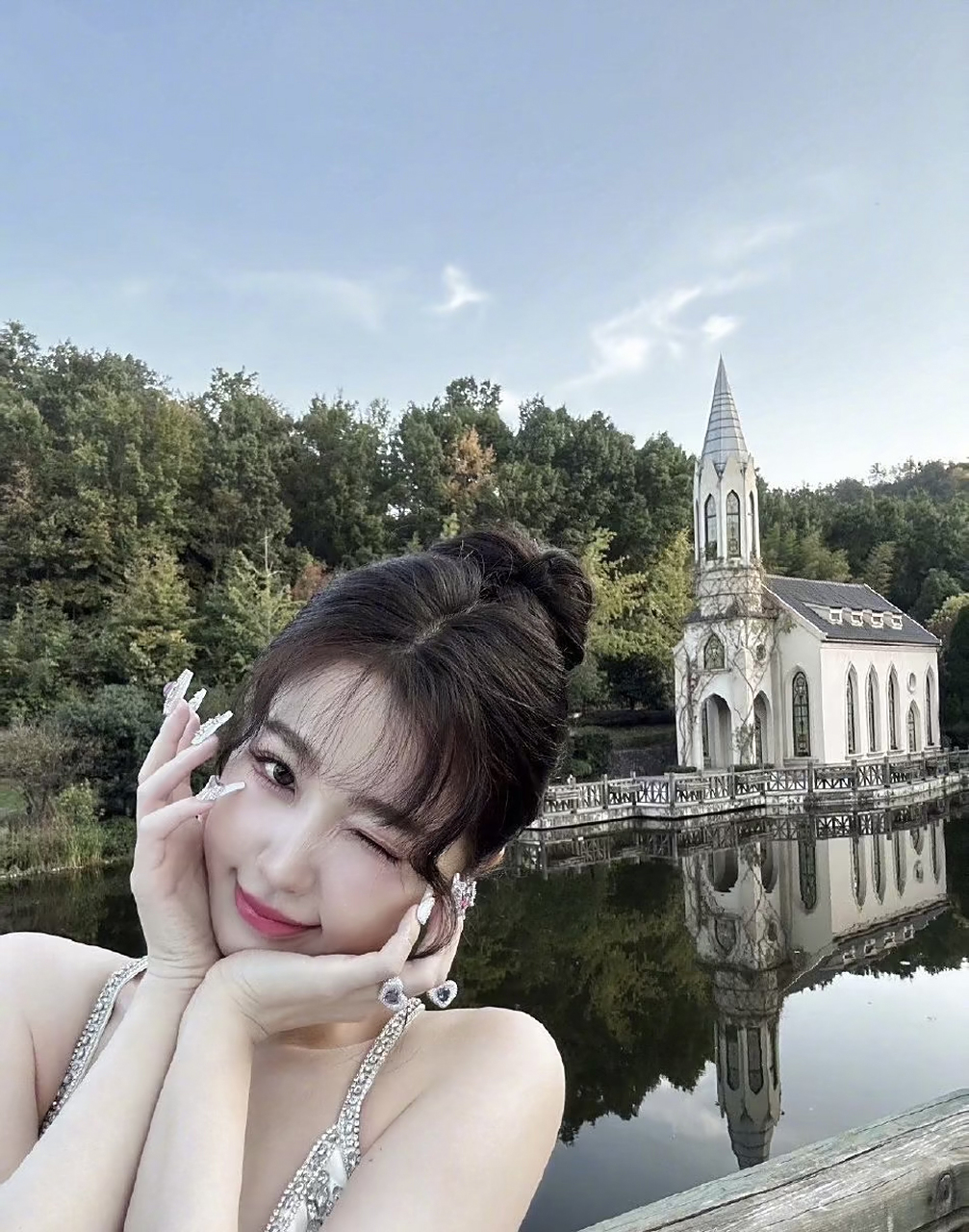 虞书欣微博晒出一组美照,她穿着白色深v钻石吊带裙,脸颊比心表情俏皮