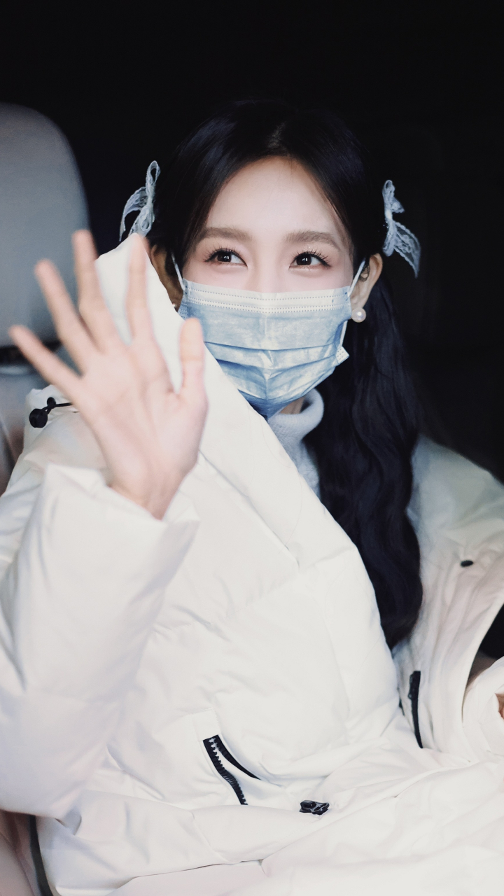 李一桐 戴上口罩也是女神[鲜花]