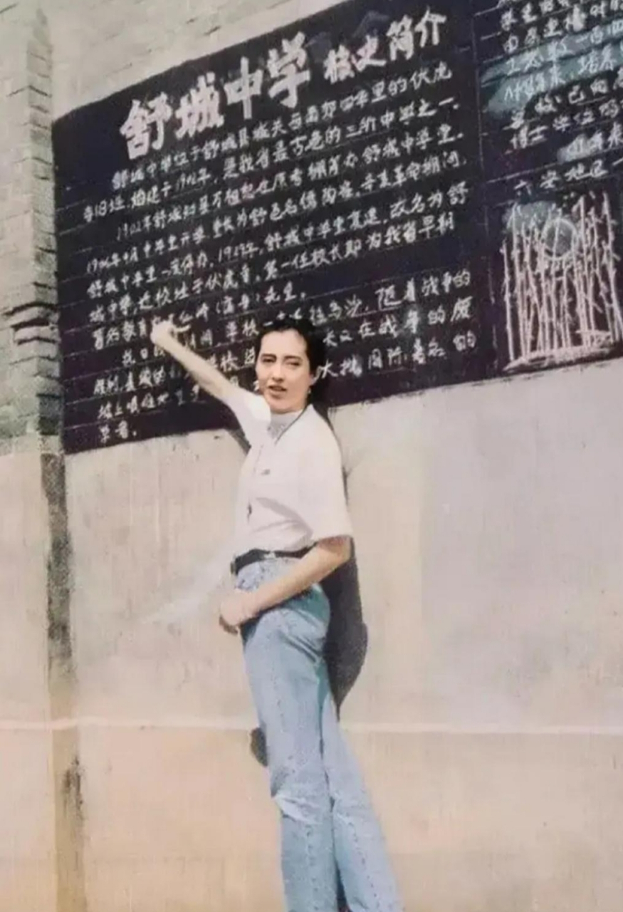 1992年,王祖贤回安徽老家祭祖探亲时的场景,一件白色t恤,一条牛仔裤