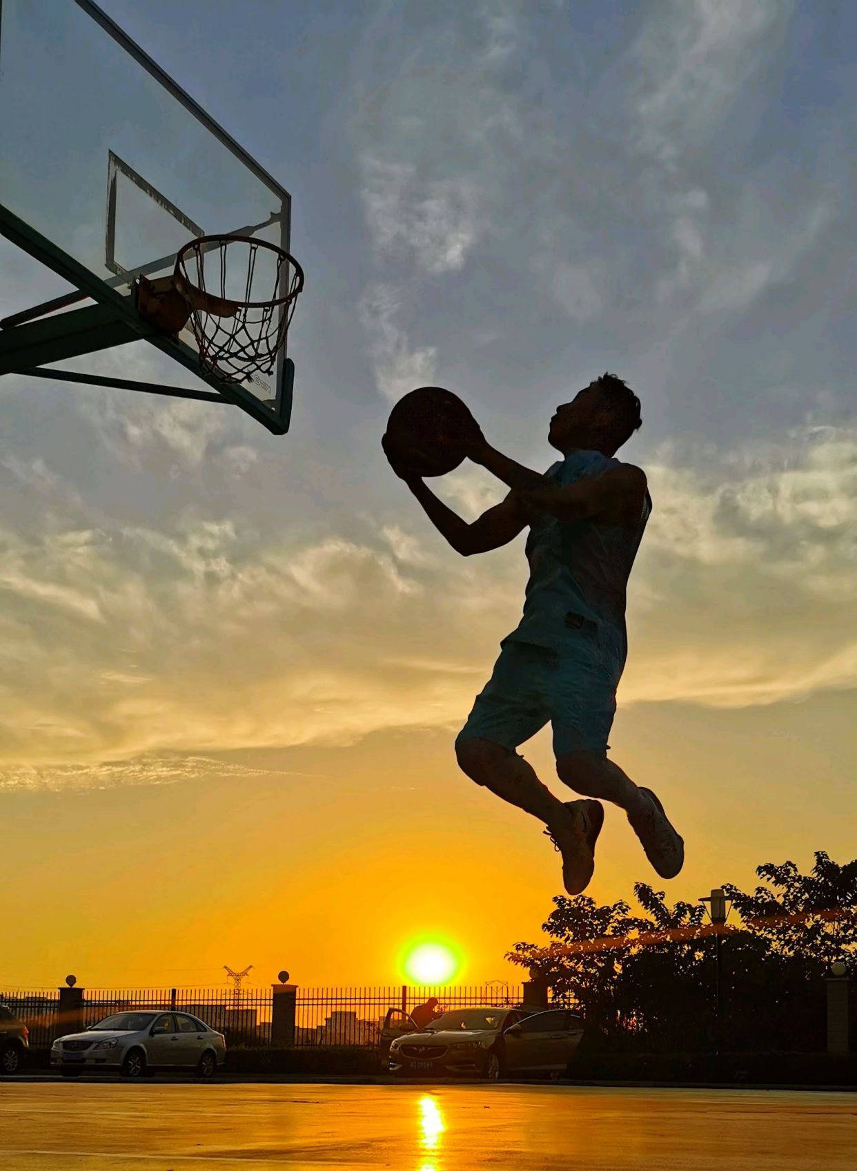 夕阳下的篮球剪影