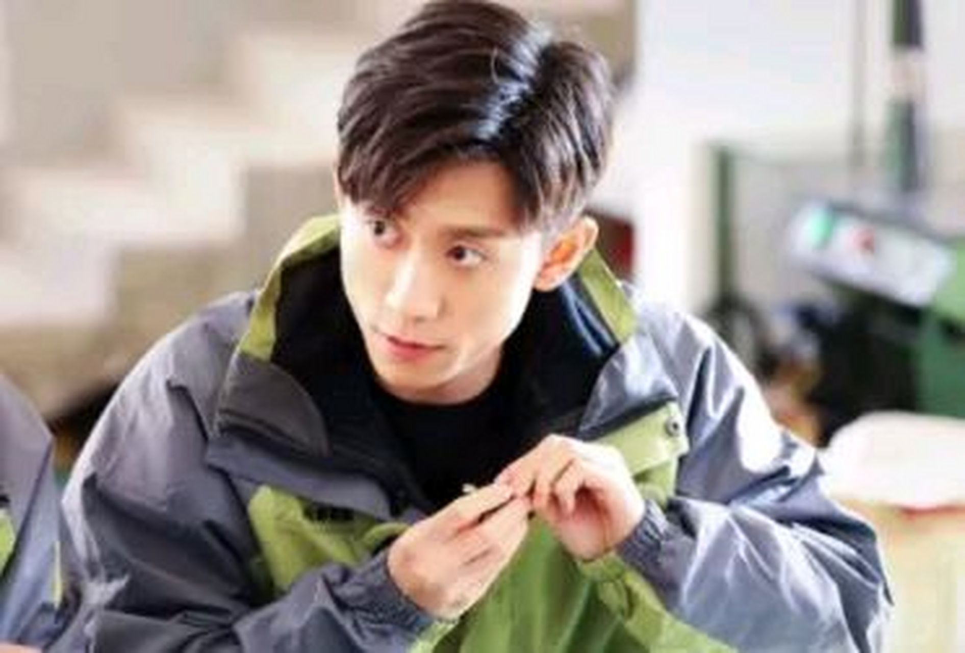 一次拍戏时,张一山和比自己大9岁的齐溪icon有场吻戏,情到浓时,张一山