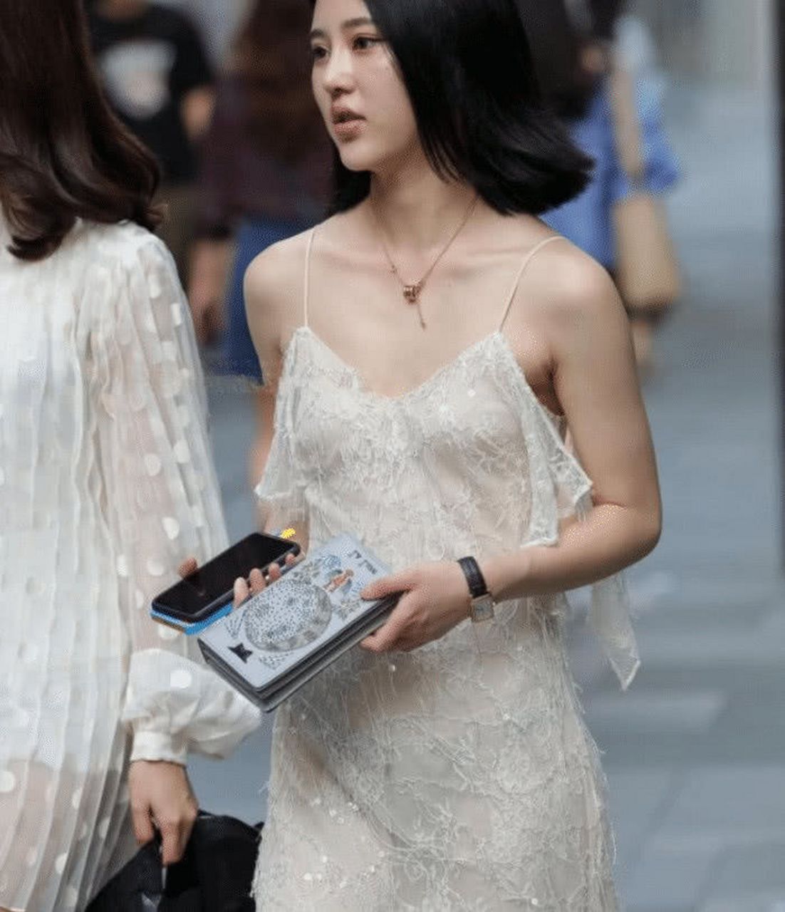 八九十年代穿吊带背心的都是大爷和男人,如今穿吊带上街的都是女人!