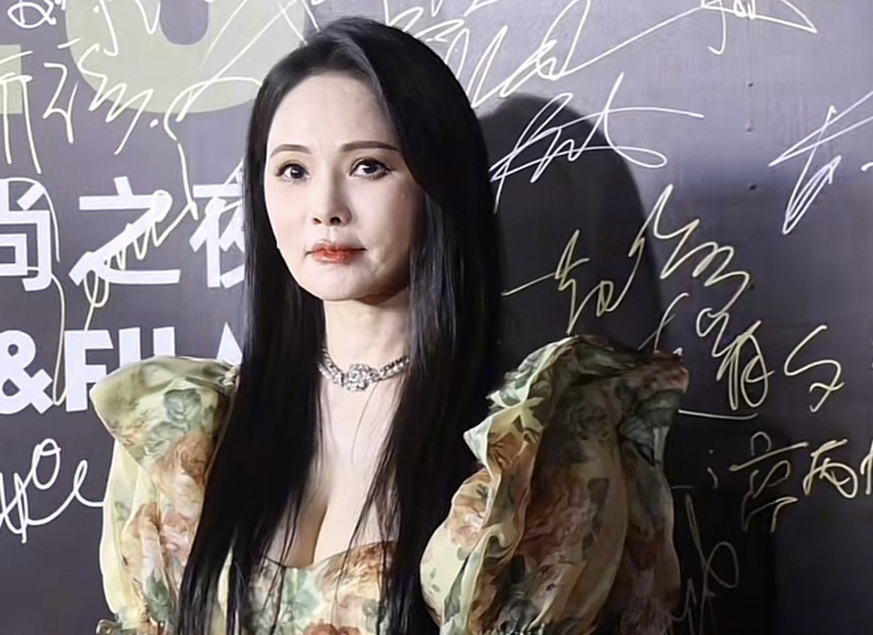 似乎这么多年,伊能静最崩的图,还是为了要孩子导致水肿发福又赶上