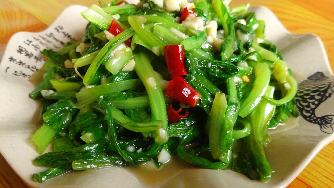 饭店里炒的油麦菜为啥碧绿鲜香不出水?原来有窍门、做法非常简单