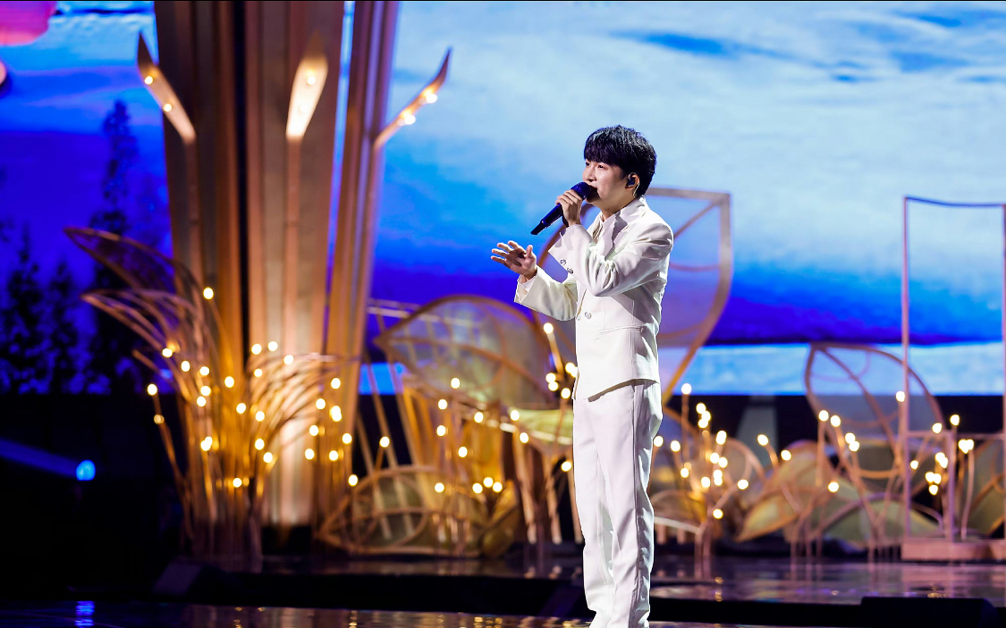 周深和廖昌永在6月23日"第28届上海电视节白玉兰奖颁奖典礼"现场合唱