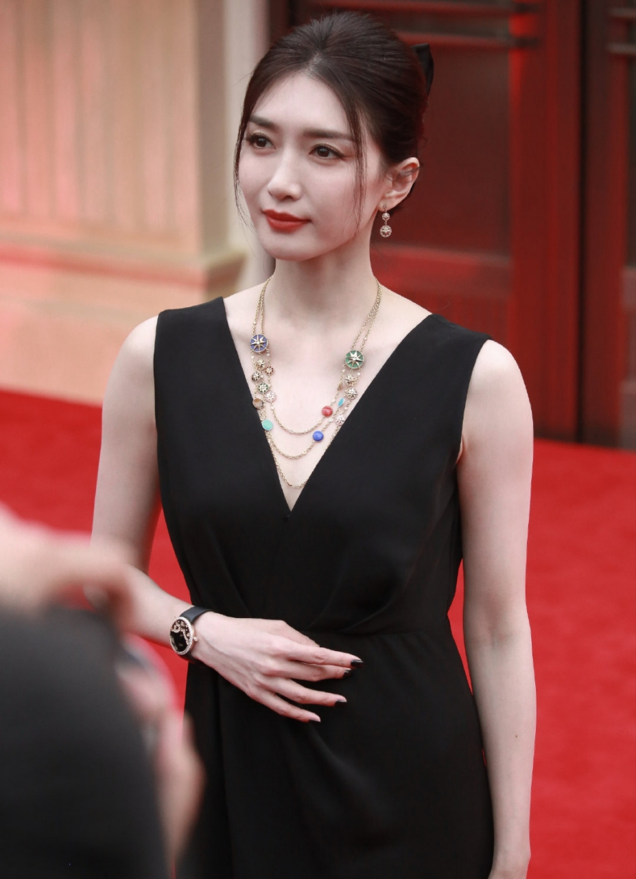 性感妩媚,养眼吸睛的#江疏影# 一袭黑色深v露背礼裙,雪肤玉貌的容颜