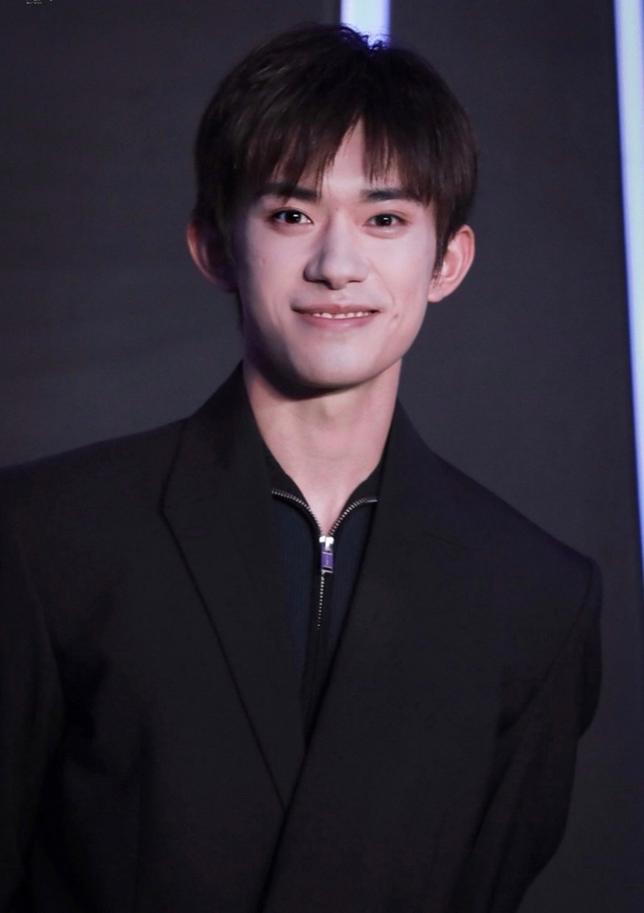 镜头下的易烊千玺,你看他笑得是不是太宠溺了.