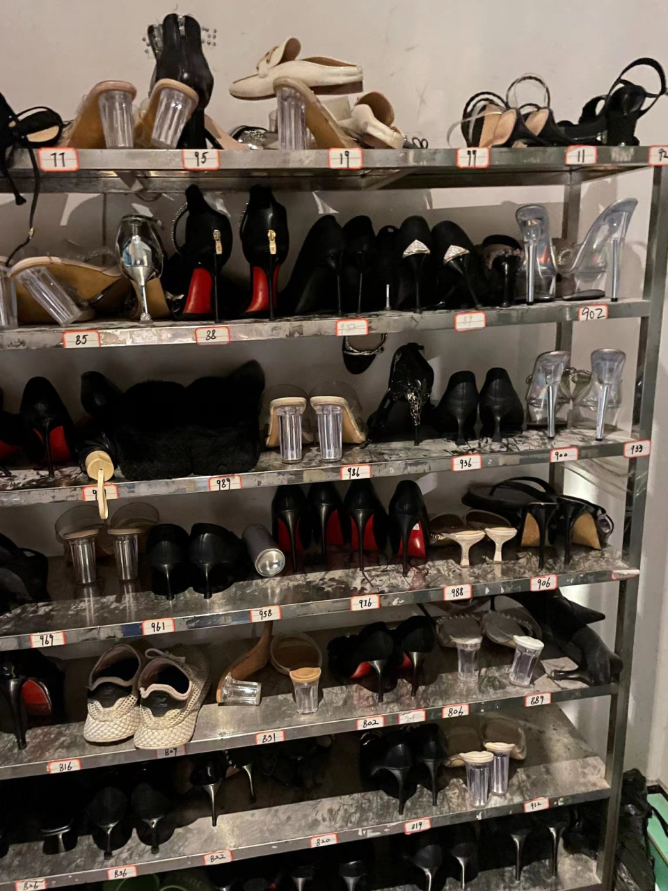 一堆闲置高跟,养活一个鞋厂,会不会太多了?#高跟鞋