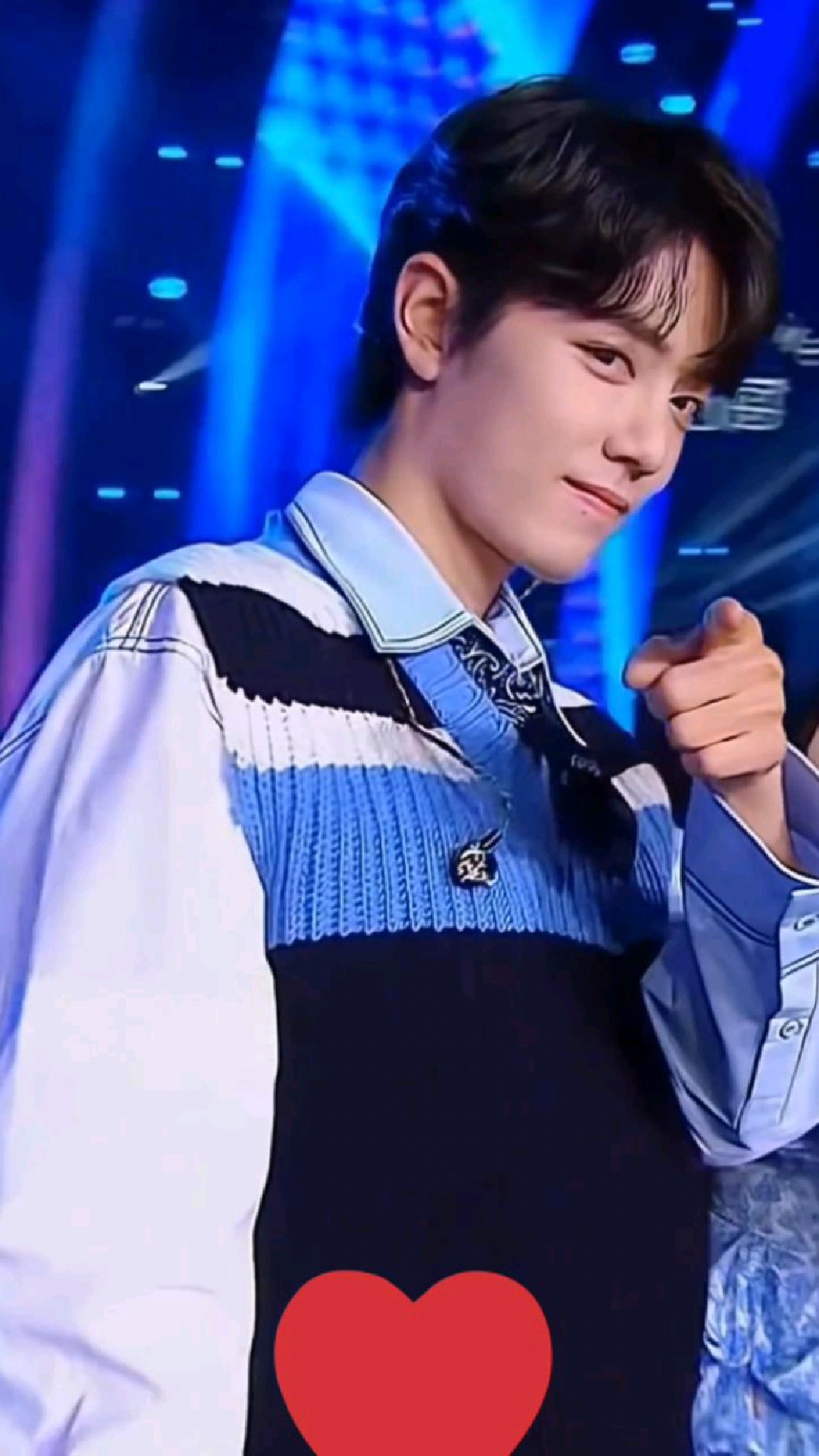 肖战参加晚会,台上与粉丝互动摆拍,特甜帅