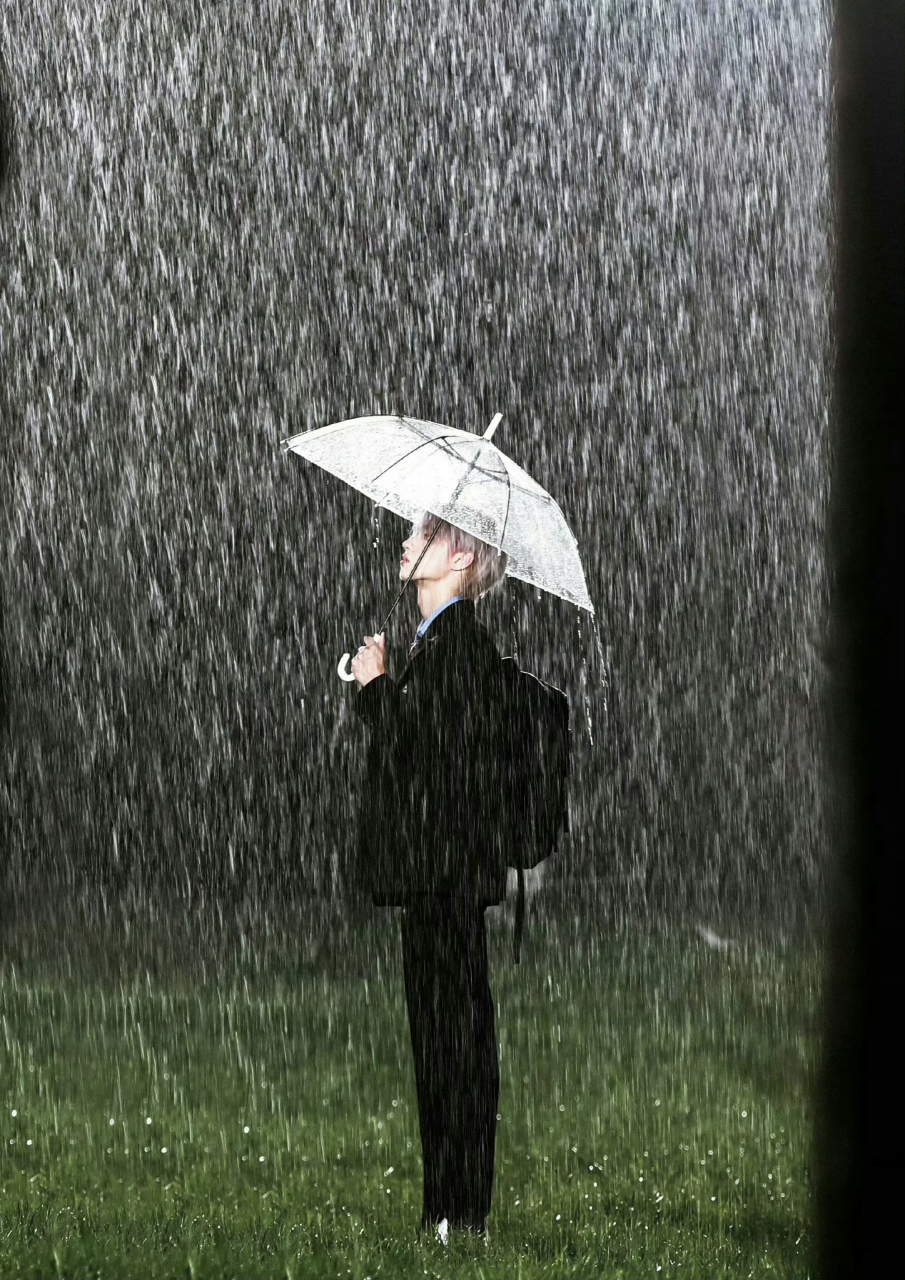 男人独自撑伞淋雨图片