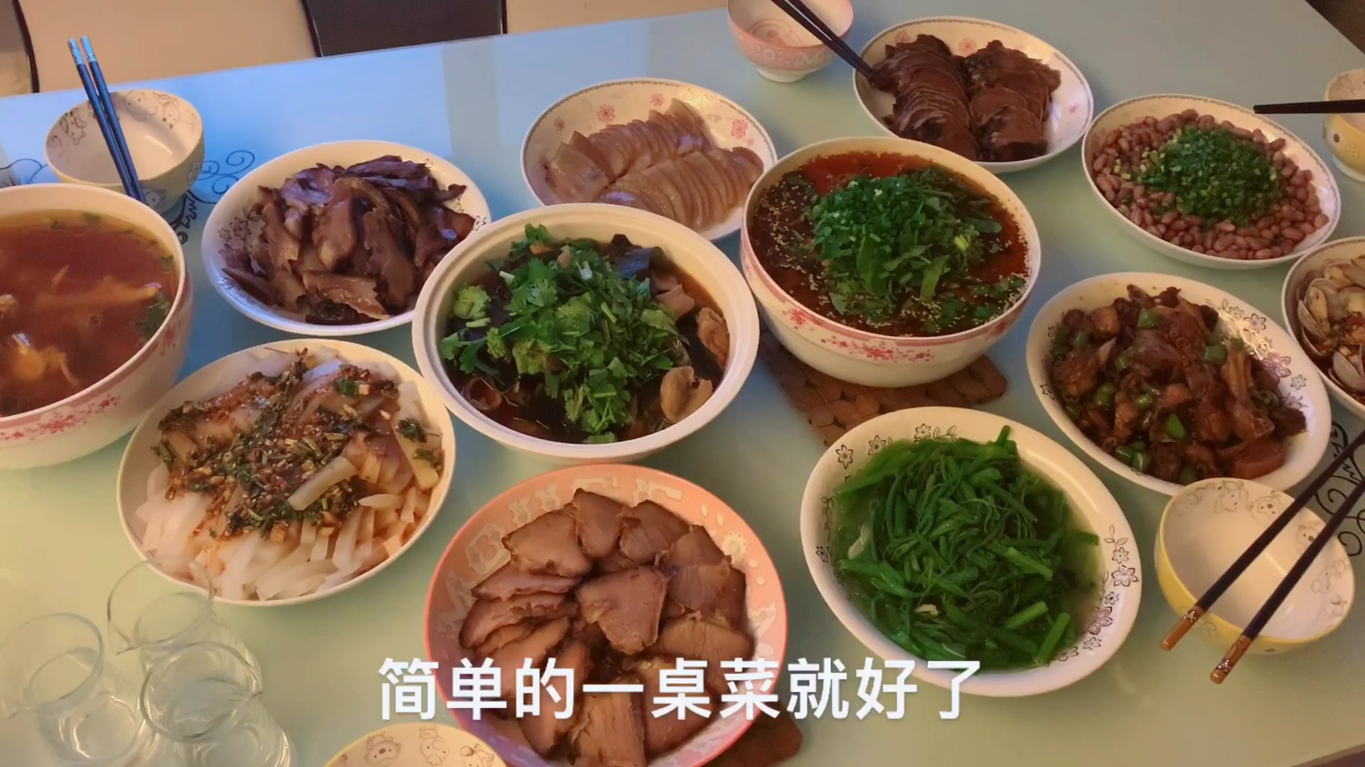 红烧肥肠 水煮腰花 凉拌花甲 虫草花鸡汤 满满一桌菜 腊肉 喜欢