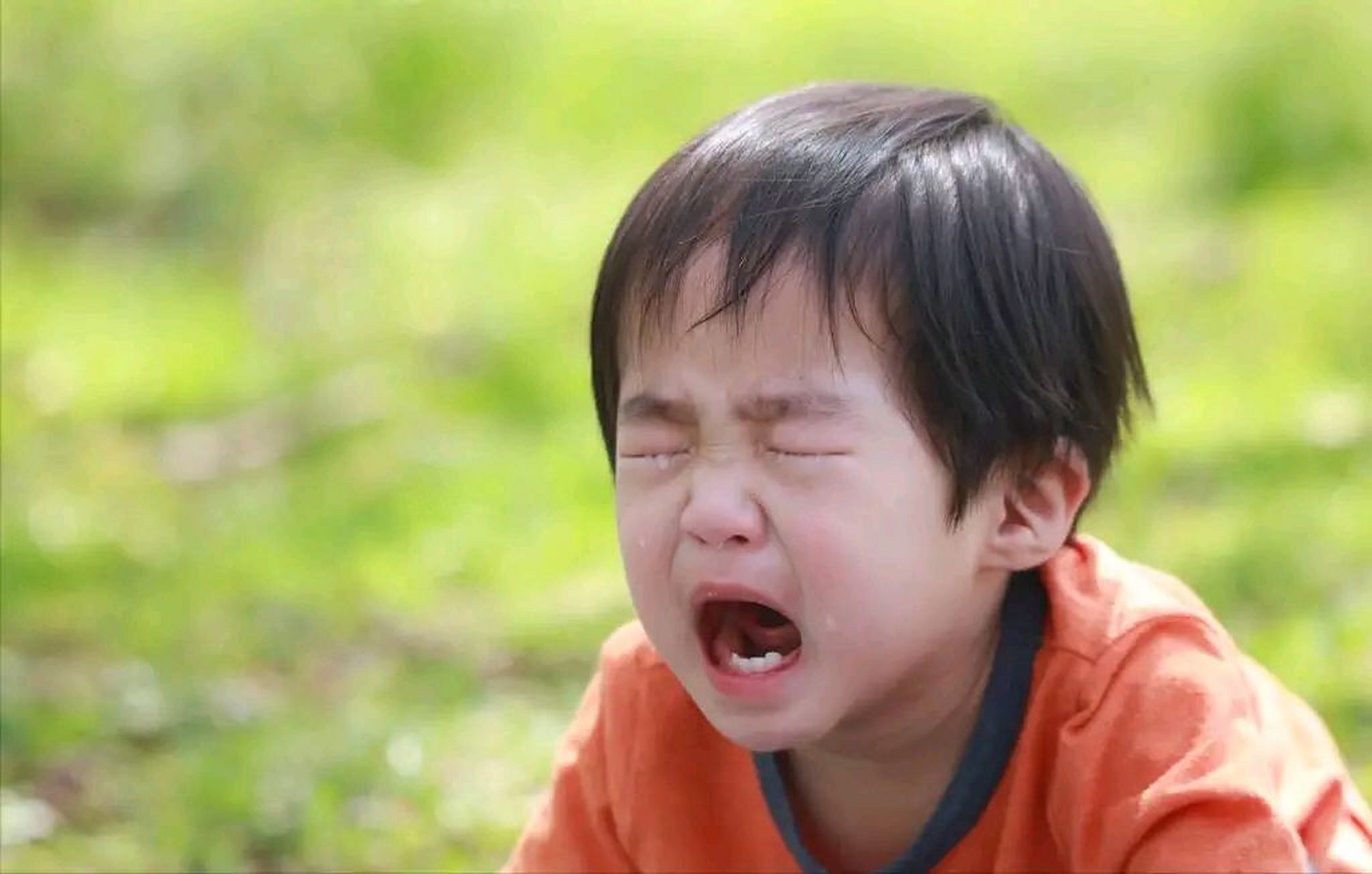 而忍耐不哭的孩子则可能会像超人一样把情绪压抑在心里,导致情绪积累