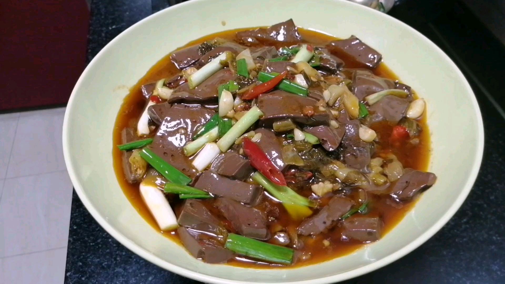 怎么做酸菜烧鸭血才好吃,起锅前加入一点这种调料,又嫩又烫