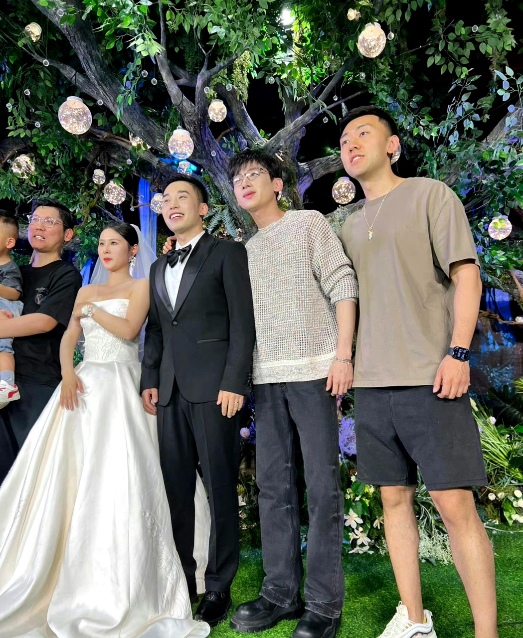 白敬亭参加发小婚礼,白敬亭现身好友婚礼现场,打扮十分低调,整个人