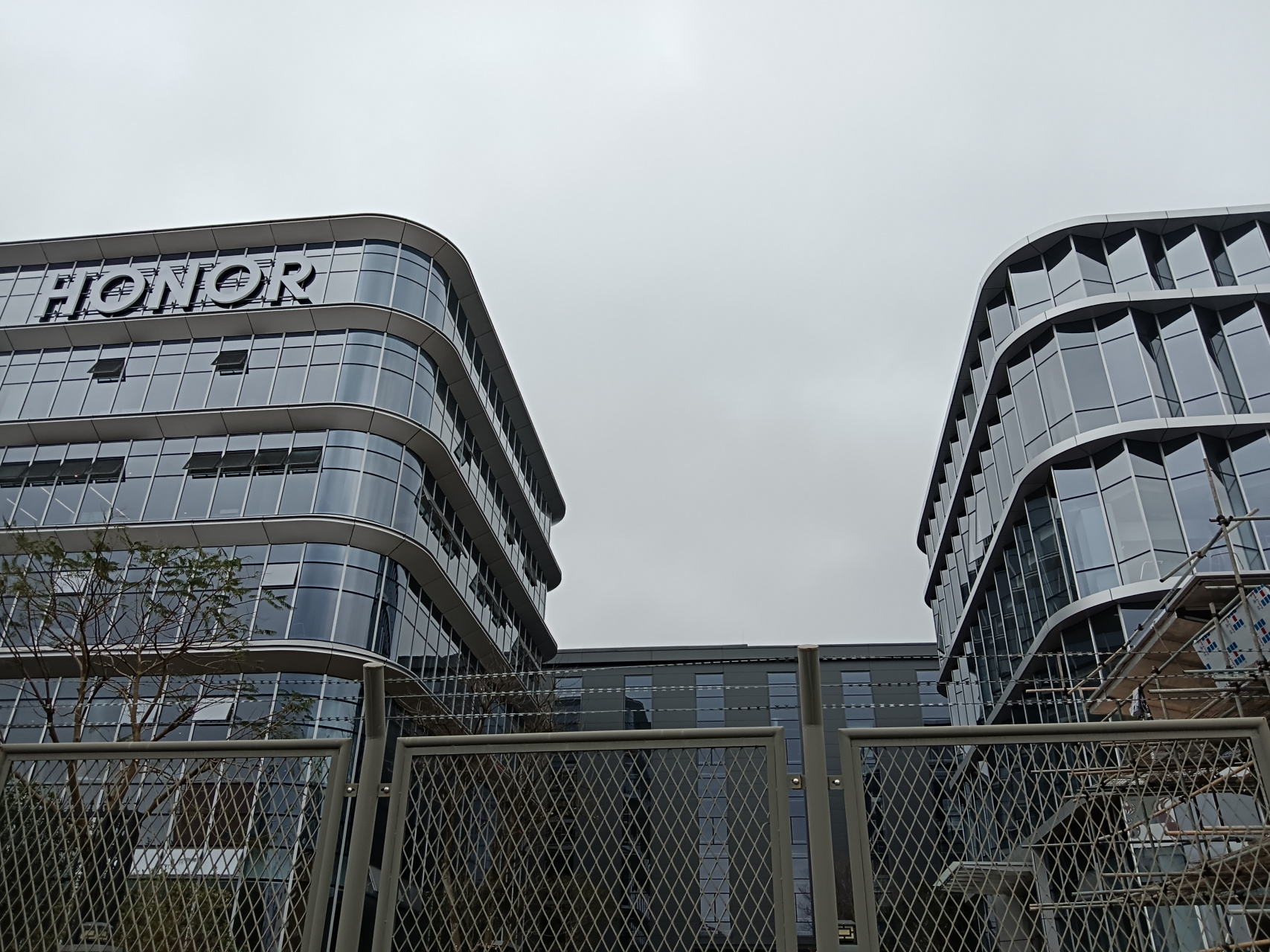 这里是荣耀在深圳坪山新建的工业园,从华为分出来之后依然保持着华为