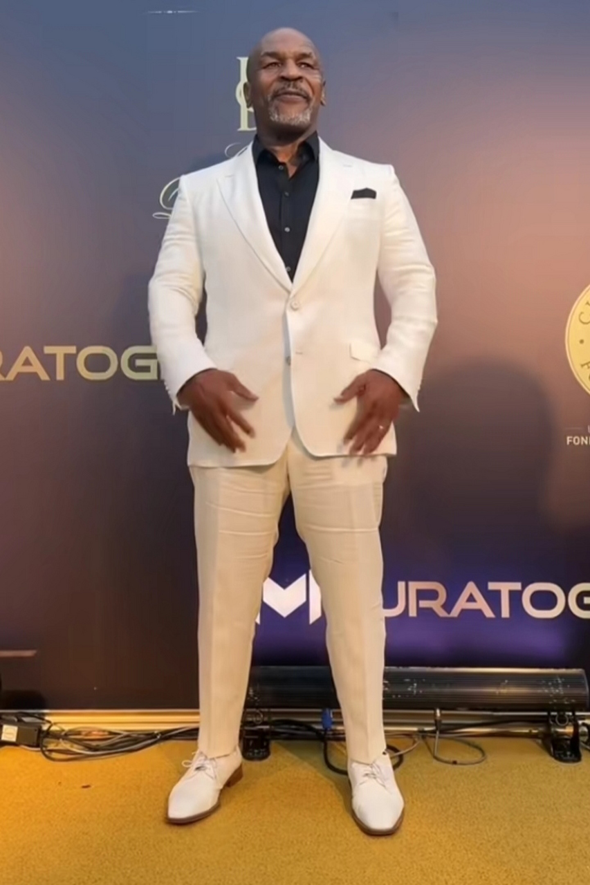 年近六十岁的拳王泰森依然霸气,就是这个年龄,三五个壮汉子不是他对手