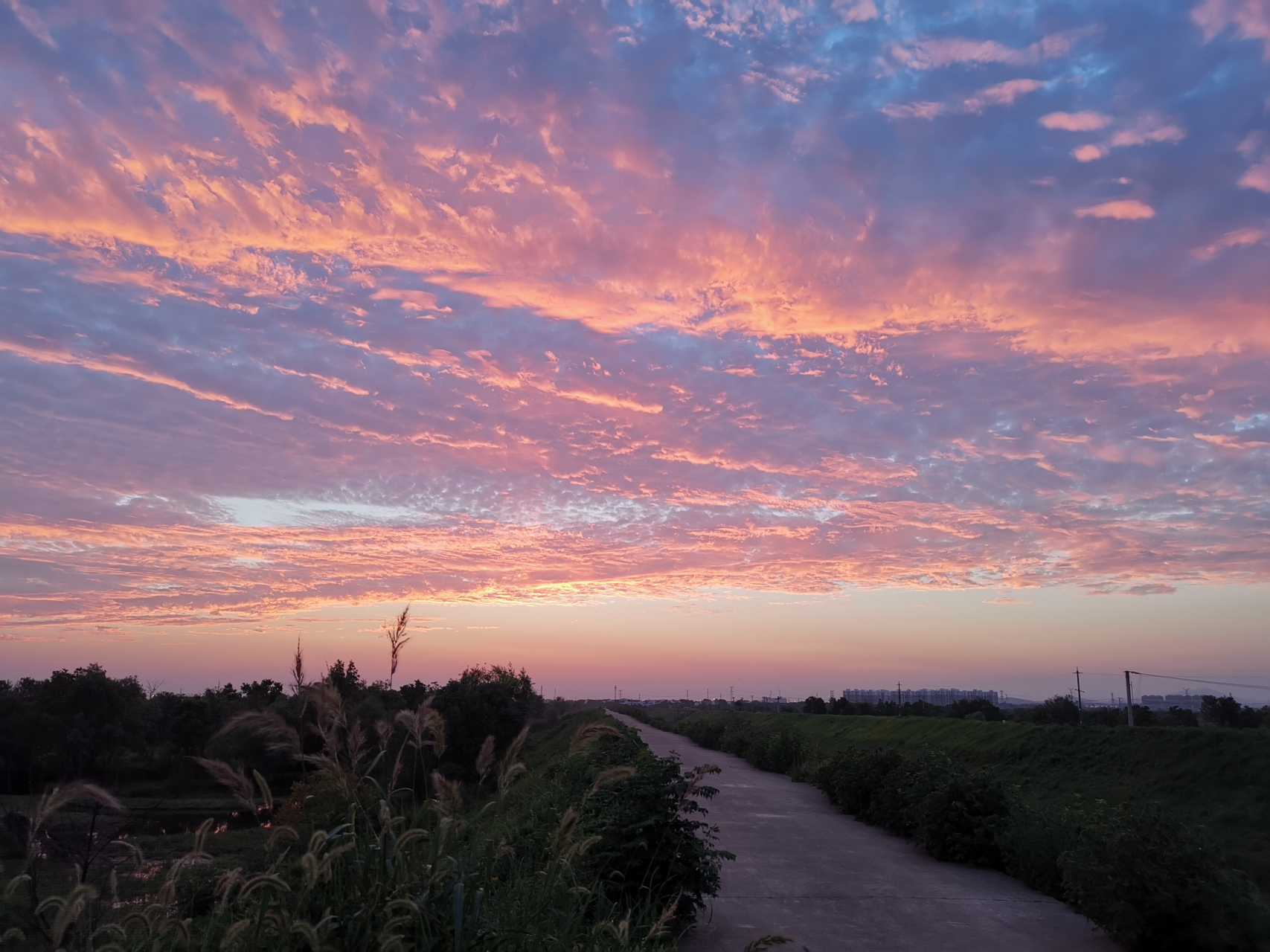 骑行黄陂乡野,新洲阳逻,碰到烂路,有车子陷进去了!