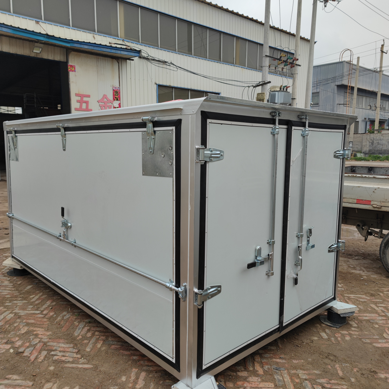 保温车厢压地机快递箱厂家