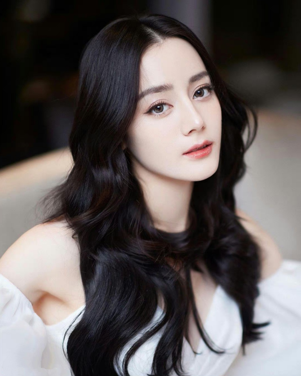 迪丽热巴# 一袭白色抹胸仙女裙,雪肤玉貌的容颜,精致立体的五官,白皙