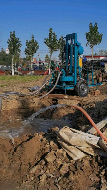 柴油机液压打井机,师傅不在机器旁边也可以打井-度小视