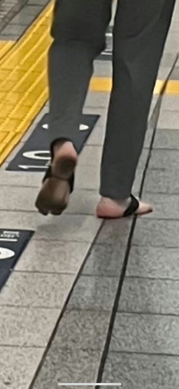 起猛了 看见人字拖只有人字 67#搞笑