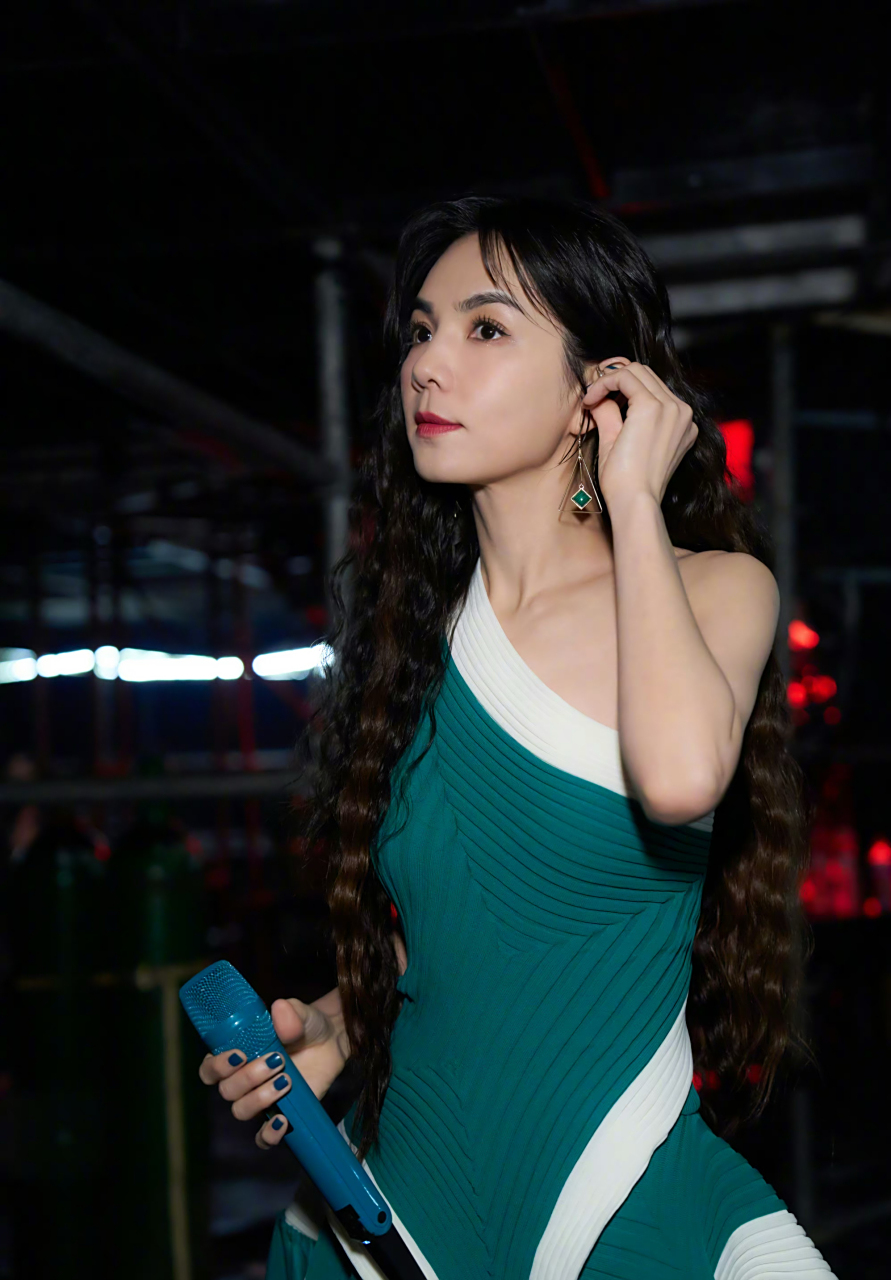 ella晒she合体照,已经怀孕8个月的selina肚大如萝,但满脸幸福!