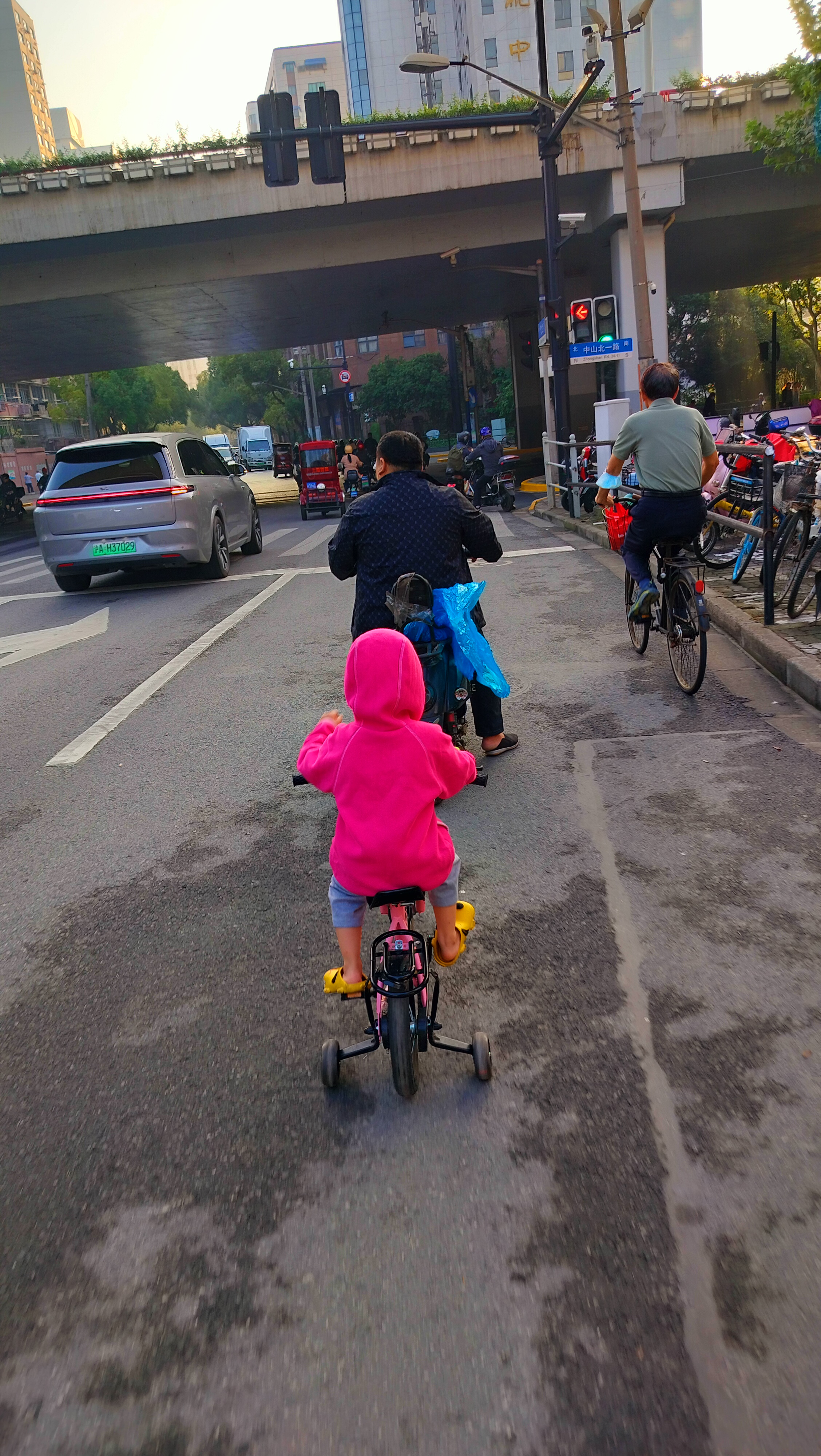 早晨骑车出门,看到一个三岁小孩子骑车准备过马路,觉得有点神奇,显谮