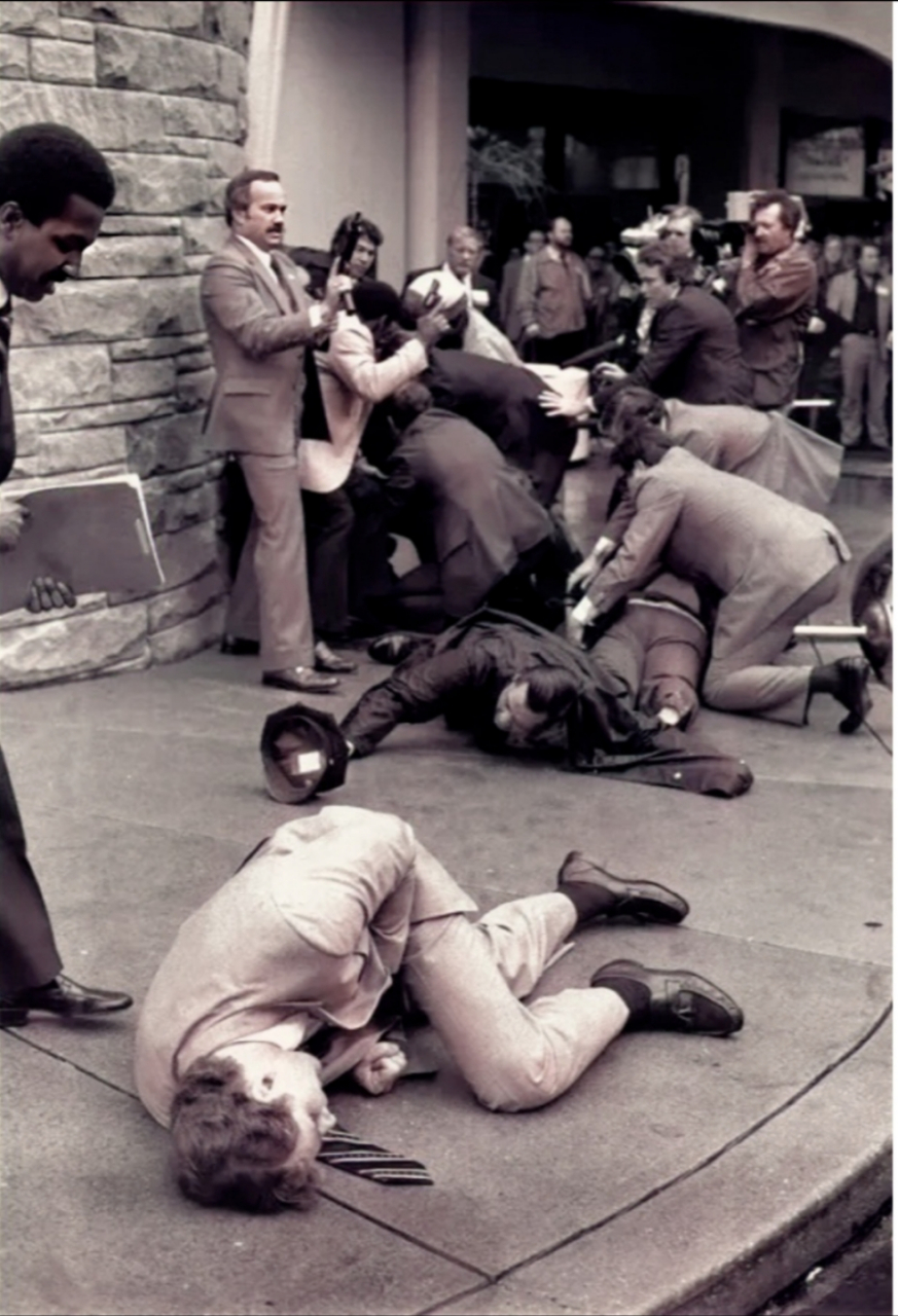 1981年,里根总统遇刺场面,一名青年向里根连开六枪后,里根被击中肺部