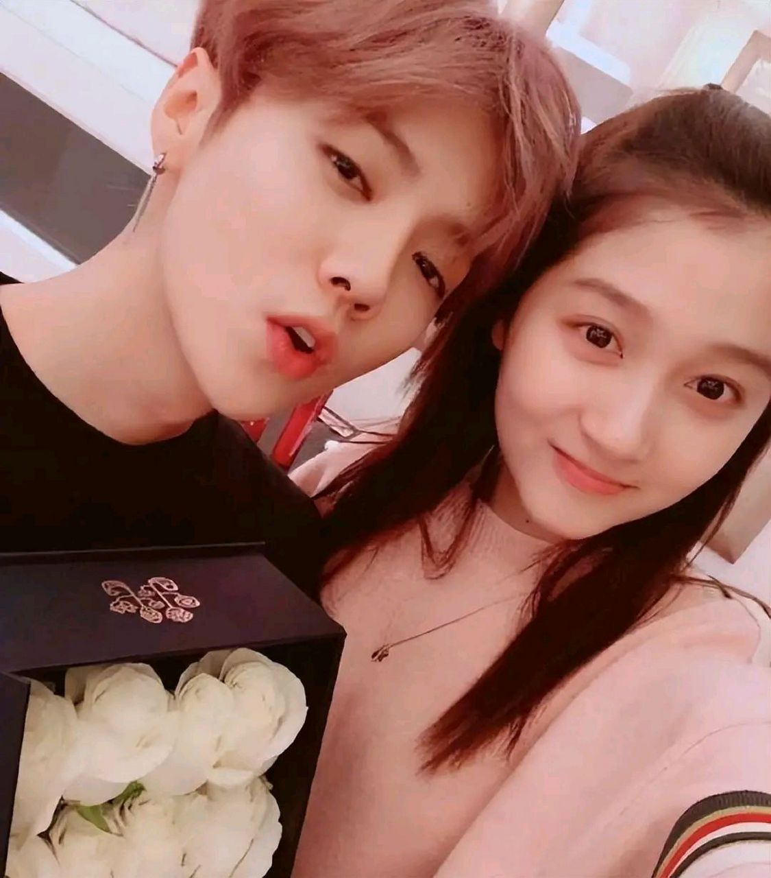 关晓彤连续六年为鹿晗庆生 两人文案相呼应超甜 4月20日是鹿晗33岁